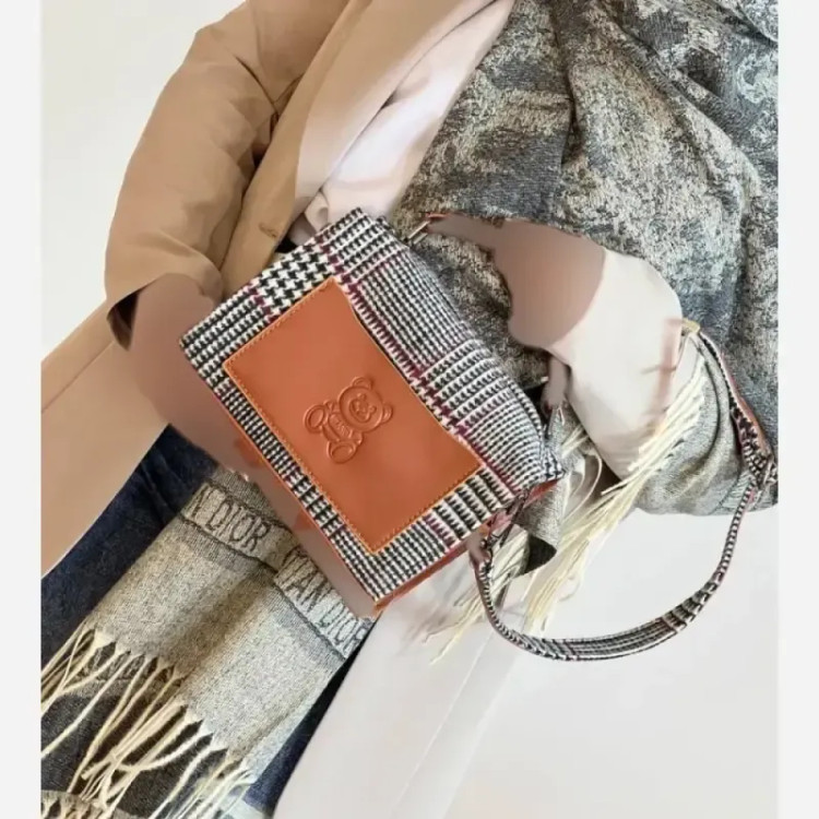 کیف زنانه Moschino جنس فوتر ابعاد 15 در 21 سانت