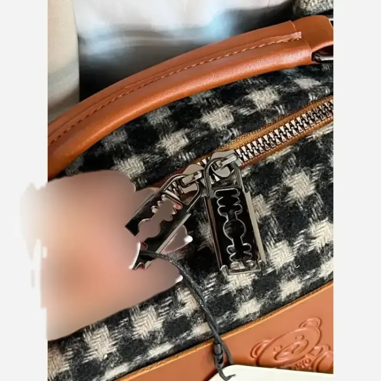 کیف زنانه Moschino جنس فوتر ابعاد 15 در 21 سانت
