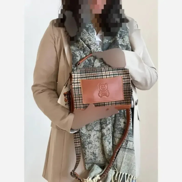 کیف زنانه Moschino جنس فوتر ابعاد 15 در 21 سانت