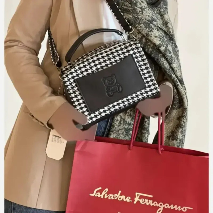 کیف زنانه Moschino جنس فوتر ابعاد 15 در 21 سانت