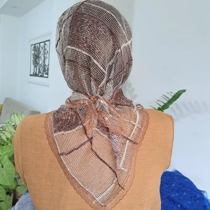 مینی اسکارف سه گوش گیپور کرم قهوه ای ابعاد 70 در 70 سانتی متر